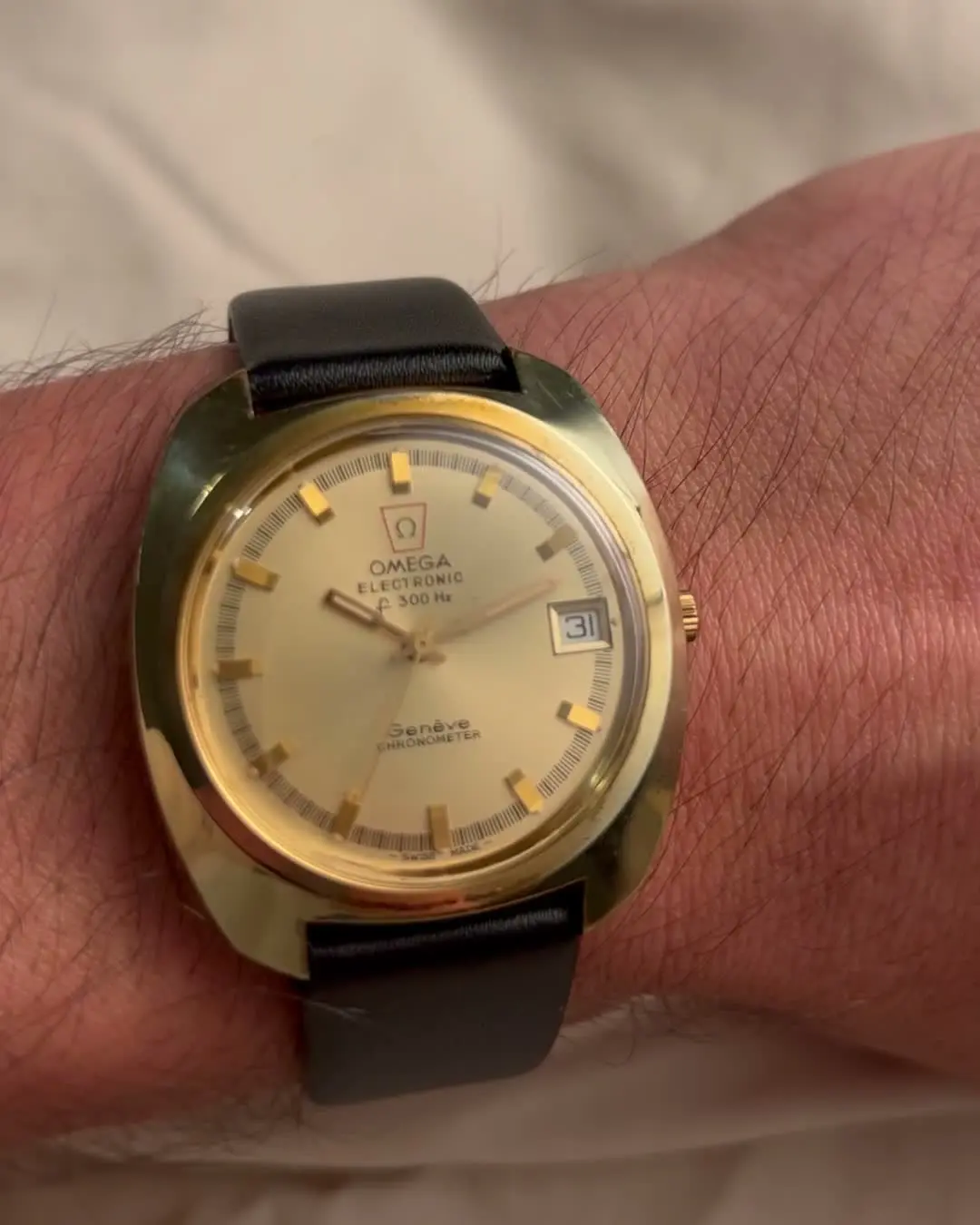 Omega Electronic f300Hz Genève Chronometer — dial angle
